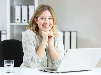 training-froehliche-mitarbeiterin